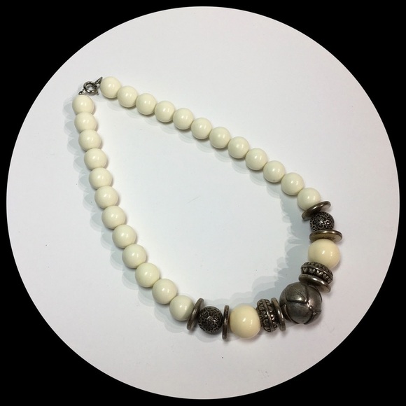 𝅺silver, Gray and Ivory Beaded Statement Necklace💕 - Picture 3 of 4